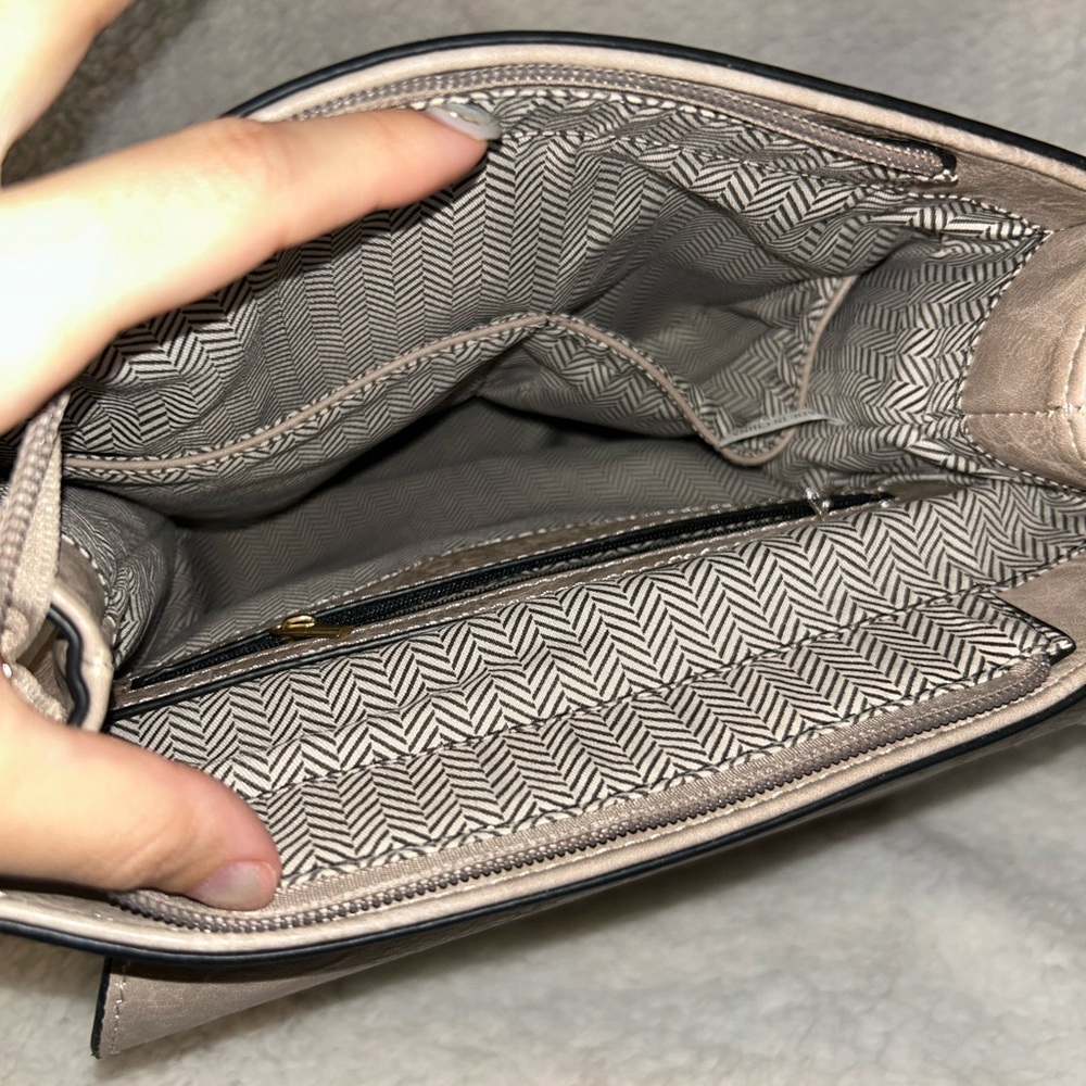 Jen & Co Women’s Grey Distressed Backpack - Picture 3 of 3